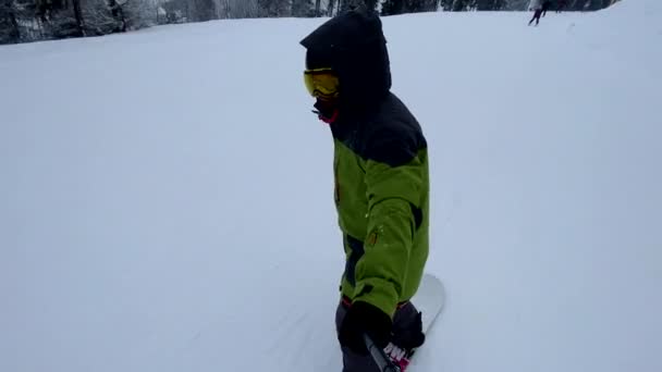 Man Snowboardåkare Tar Selfie Medan Ridning Med Skidbacke Mulet Väder — Stockvideo