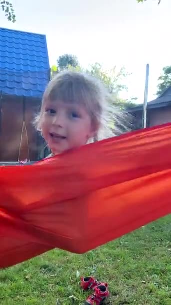 Malá Roztomilá Dívka Houpací Síti Zmagnetizovanými Blond Vlasy Baví — Stock video