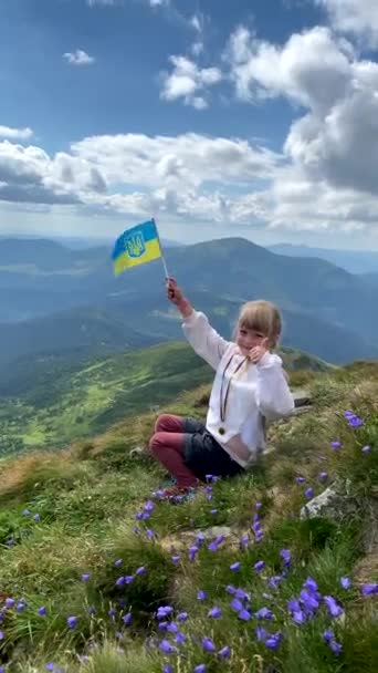 Little Cute Girl Tourist Ukrainian Flag Top Carpathian Mount Summertime — Wideo stockowe