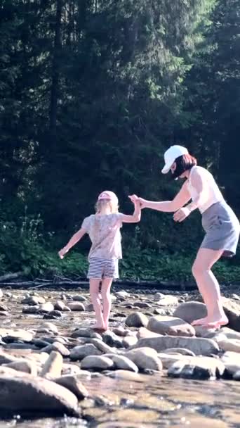 Matka Córką Spacerująca Boso Skałach Nad Górską Rzeką Trzymając Się — Wideo stockowe