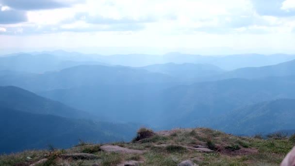 Pernas Mulher Tênis Meias Vêm Para Penhasco Montanhas Carpathian Fundo — Vídeo de Stock