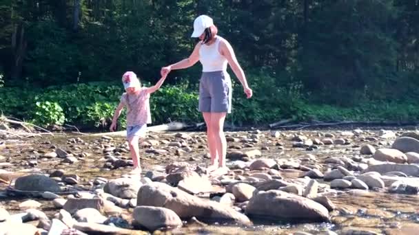 Matka Córką Spacerująca Boso Skałach Nad Górską Rzeką Trzymając Się — Wideo stockowe