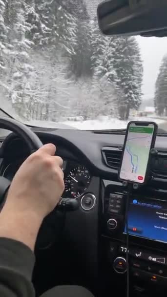 Homem Motorista Navegação Telefone Equitação Por Neve Inverno Montanha Estrada — Vídeo de Stock