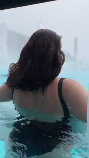 Fekete Fürdőruhában Úszás Forró Szabadban Medence Spa Üdülőhely Télen — Stock videók