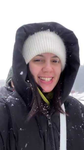 Ευτυχισμένη Γυναίκα Που Περπατά Στο Χιονισμένο Χωριό Μετά Από Χιονοθύελλα — Αρχείο Βίντεο