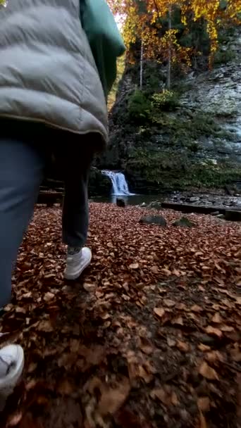 Kobieta Biegnąca Wodospadu Jesienią Koncepcja Turystyki — Wideo stockowe