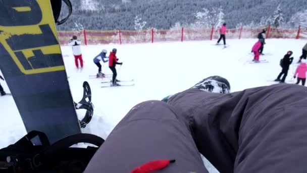 Snowboardista Odpočinku Při Pohledu Krásné Zasněžené Hory Rozsah Lyžařského Střediska — Stock video