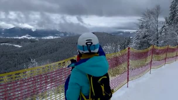 Esquiadora Mujer Tomando Fotos Montañas Nevadas Paisaje Teléfono — Vídeos de Stock