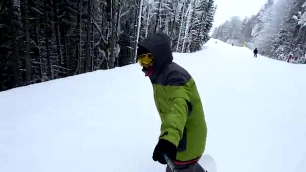 Άνθρωπος Snowboarder Λήψη Selfie Ενώ Ιππασία Από Πίστα Σκι Συννεφιασμένο — Αρχείο Βίντεο