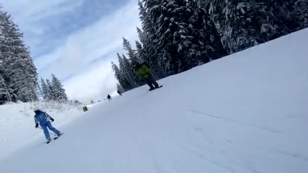 スピード感のあるスキー場の男スノーボーダー冬の旅のコンセプト — ストック動画