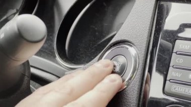 Otomobilde başlatma düğmesine bas motor ateşlemesini kapat