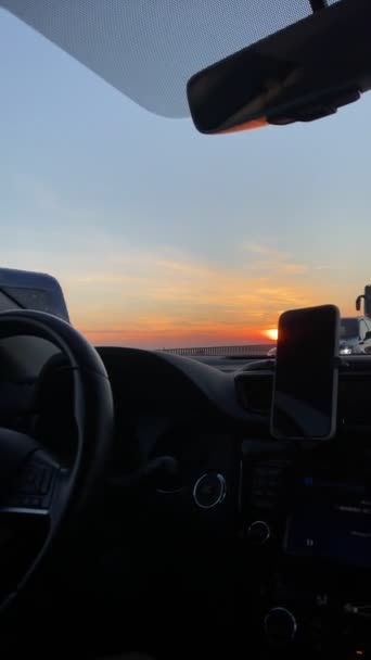 Matahari Terbenam Atas Pemandangan Jalan Raya Dari Dalam Perjalanan Mobil — Stok Video