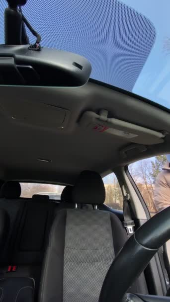 Uomo Seduto Auto Fissare Con Cintura Sicurezza Giornata Sole — Video Stock