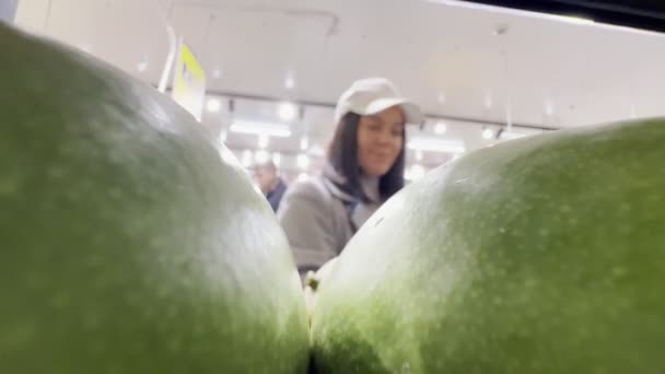 Mężczyzna Biorąc Mango Półki Zdrowe Jedzenie Zakupy Spożywcze — Wideo stockowe