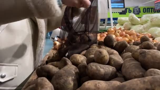Жінка Вибирає Картоплю Продуктовому Магазині Кладе Сумку — стокове відео