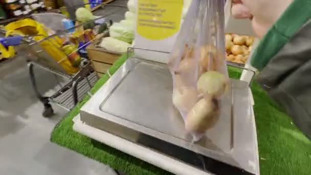 Pov View食料品店のライフスタイルコンセプトにタマネギを大規模に置く — ストック動画