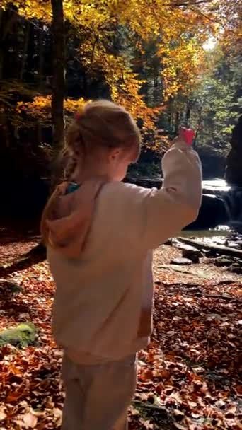 Gelukkig Klein Meisje Het Maken Van Zeepbellen Spelen Buiten Herfst — Stockvideo