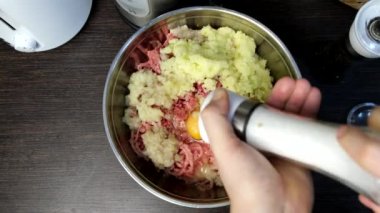 Köfte pişirmek, ev mutfağında et karıştırmak.