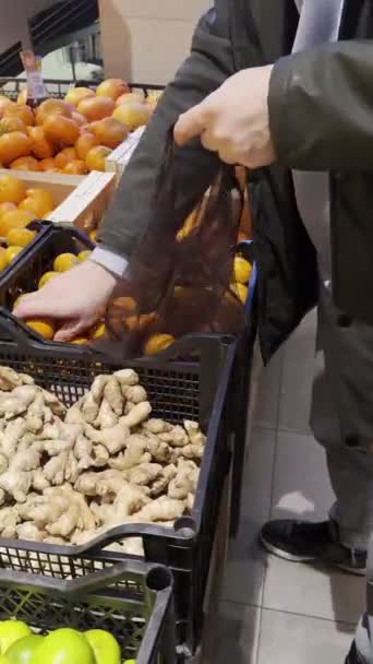 Mann Steckte Mandarinen Tüte Lebensmittelgeschäft Aus Nächster Nähe — Stockvideo