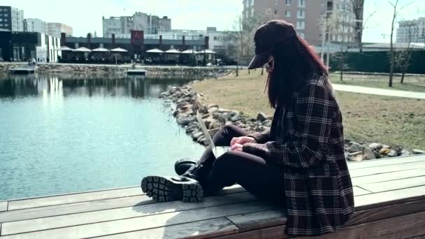 Šťastná Žena Pracující Notebooku Venku Jezera Slunném Jarním Dni — Stock video