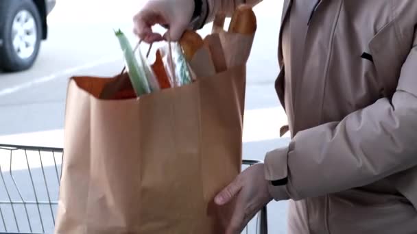 Férfi Tesz Élelmiszert Táska Autóba Csomagtartó Bolti Kocsi Közelről — Stock videók
