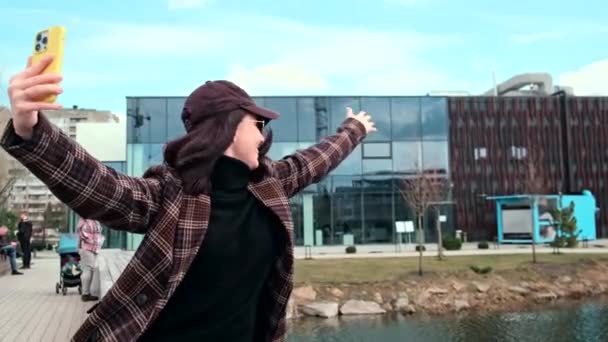 Lycklig Kvinna Med Videosamtal Telefonen Medan Vila Nära Stadens Sjö — Stockvideo