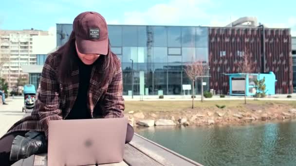 Mulher Feliz Trabalhando Laptop Livre Perto Lago Dia Ensolarado Primavera — Vídeo de Stock
