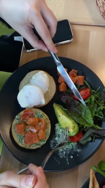 Mujer Desayunando Cerca Comida Saludable Tomates Pan Huevo Aguacate — Vídeo de stock