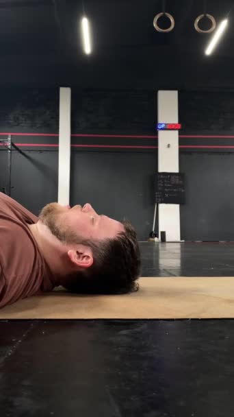 Spor Salonunda Sıkı Bir Kardiyodan Sonra Terli Bir Adam Yerde — Stok video