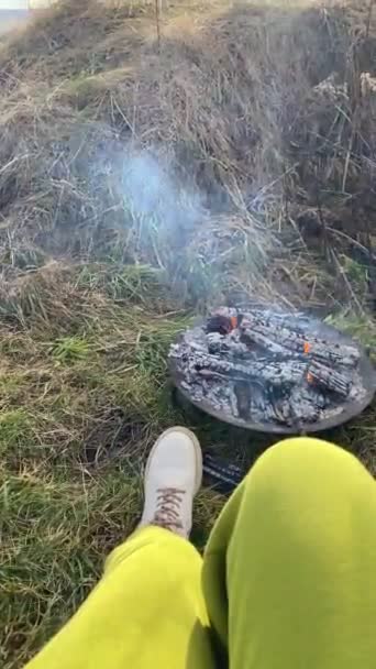Pierwsza Osoba Widok Odpoczynku Pobliżu Bonfire Picie Hot Tea Lake — Wideo stockowe