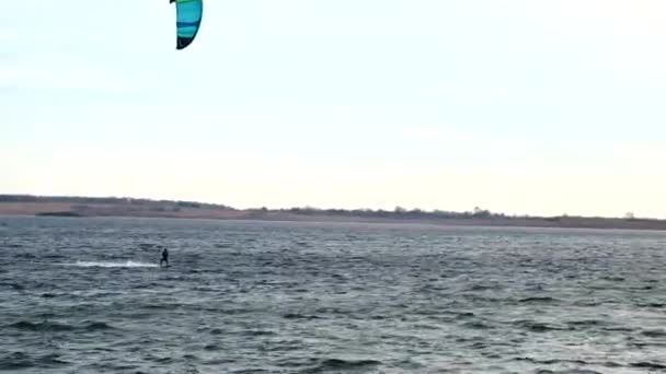 風の強い日に湖でカイトサーファー — ストック動画
