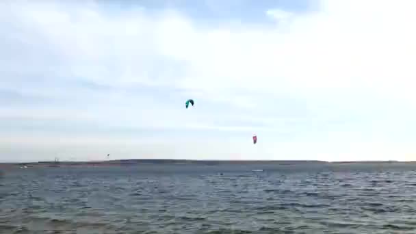 カイトサーフィンアドベンチャー 熟練した男と風と波に乗る — ストック動画