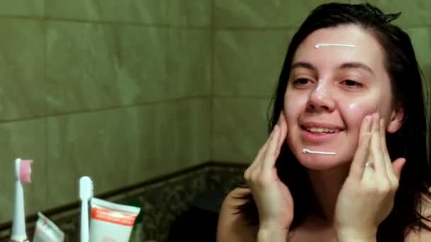 Mujer Cuidando Piel Usando Crema Después Ducha Frente Espejo — Vídeos de Stock
