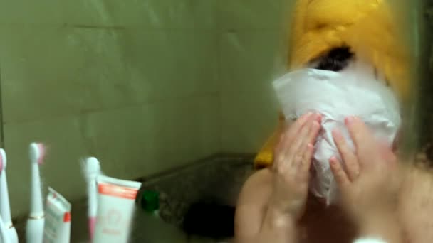 Vrouw Verzorgen Van Haar Huid Met Behulp Van Crème Douche — Stockvideo