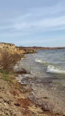 Kiteboardcu günbatımında rüzgarı kesiyor, rüzgarlı bir günde.