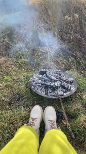 Πρώτη Πρόσωπο Άποψη Στηρίζεται Κοντά Bonfire Πίνοντας Ζεστό Τσάι Λίμνη — Αρχείο Βίντεο