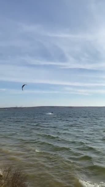 カイトサーフィンアドベンチャー 熟練した男と風と波に乗る — ストック動画