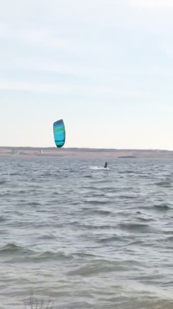 Kiteboarder Ketch Viento Puesta Del Sol Día Ventoso — Vídeo de stock