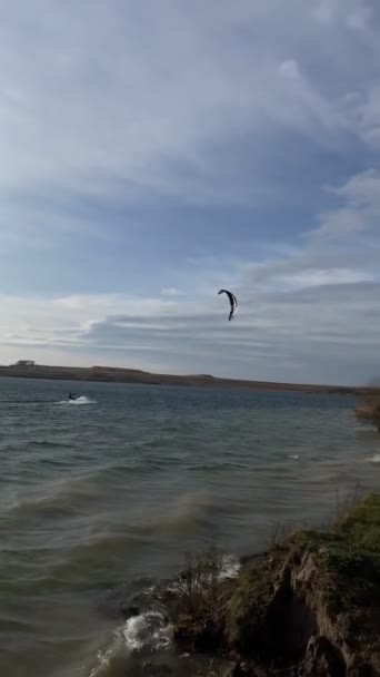 日落刮风的日子 在湖面上冲浪的风筝 — 图库视频影像