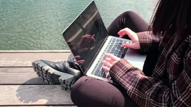 Mulher Feliz Trabalhando Laptop Livre Perto Lago Dia Ensolarado Primavera — Vídeo de Stock