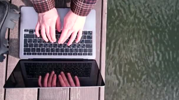 Genel Görünüm Kadın Elleri Klavyede Yazarken Göl Kenarında Açık Havada — Stok video