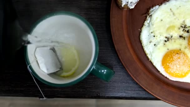 Налий Кип Ятінням Води Болоті Сумкою Чаю Лимоном Біля Тарілки — стокове відео