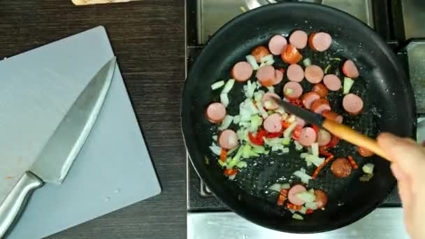 Pohled Shora Smaženou Klobásu Cibulí Domácí Kuchyní Červené Papriky — Stock video