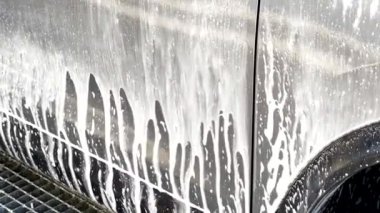 Araba yıkama köpüğü. Yüksek basınç.