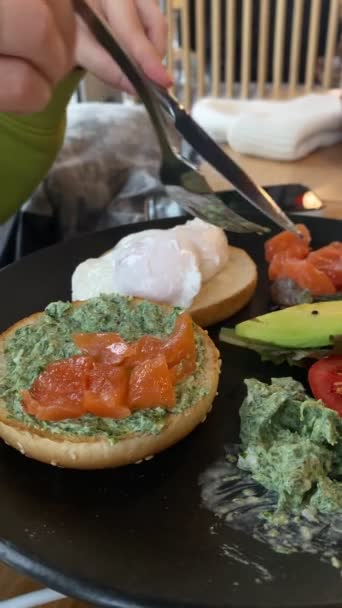 Женщина Ест Завтрак Закрыть Здоровую Пищу Помидоры Хлеба Яйцо Авокадо — стоковое видео
