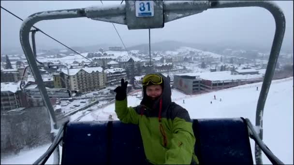 Glad Man Snowboardåkare Vid Skidlift Tar Selfie Vintersemester — Stockvideo