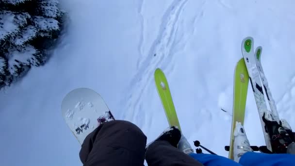 Snowboarder Esquiador Vista Elevador Cadeira Sob Atividades Inverno — Vídeo de Stock