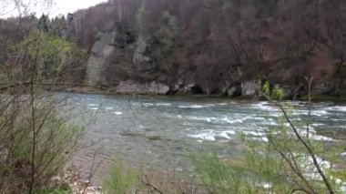 Dağların manzara görüntüsü Nehir kopyalama alanı