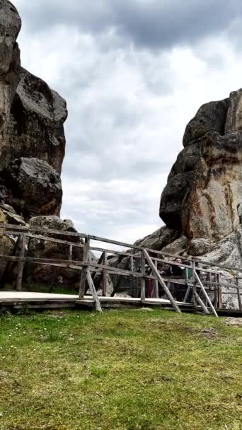カルパチア山脈で有名なトゥスタン人の要塞による女性観光客のウォーキングウクライナ — ストック動画