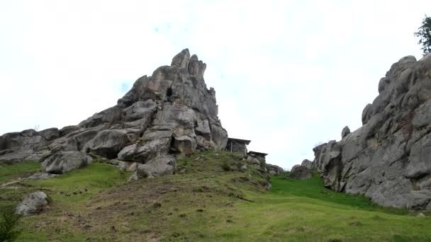 Paisaje Rocas Tustán Ucrania Montañas Cárpatos Lugar Turístico — Vídeos de Stock